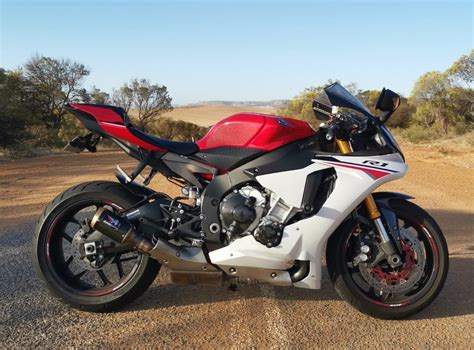 5 days ago · MILEAGE AND TOP SPEED: Mileage: Yamaha YZF-R1 mileage is expected to be around 13.88 kmpl (approximate). Performance: In terms of performance, the 1000cc superbike can accelerate from 0-100 kmph in 2.7 seconds. Top Speed: Yamaha YZF-R1 top speed is 299 kmph (electronically limited). BRAKES AND TYRES: Front Brake: 320mm Hydraulic Dual Disc Brake ... 